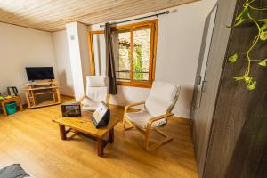 B&B / Chambres d'hotes Au Chateau de Villelongue B&B : Chambre Quadruple avec Salle de Bains Privative