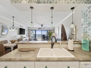 Conched Out - Feel the ocean breezes as you relax on the deck overlooking the lovely Carolina Beach coastline condo