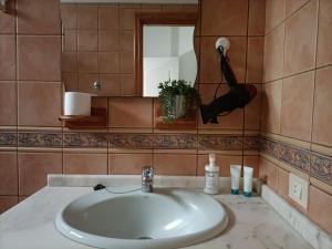 Habitación matrimonial en un bajo baño compartido Areas compartidas