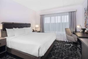 King Room with Roll-in Shower - Mobility Access/Non-Smoking room in La Quinta by Wyndham Chicago O'Hare Airport