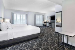 Business Queen Room with Two Queen Beds - Non-Smoking room in La Quinta by Wyndham Chicago O'Hare Airport
