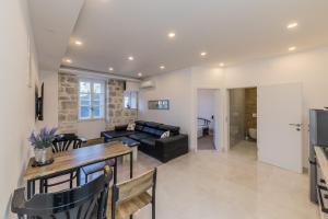 Spacious seafront apartments Karlo