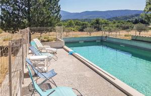 Maisons de vacances Nice Home In Malaucne With Outdoor Swimming Pool, Private Swimming Pool And 4 Bedrooms : photos des chambres