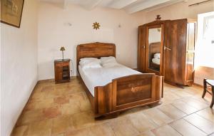 Maisons de vacances Lovely Home In Malaucne With Kitchen : photos des chambres