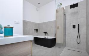 Beautiful Home In Cavalaire-Sur-Mer