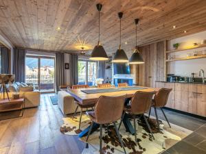Luxueux 4 pièces avec balcon, cheminée et services conciergerie à Val-dIsère - FR-1-694-65