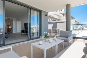 Seaview apt with pool by Costarentals - Ref M21