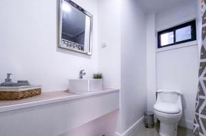 Departamento Los Canelos, a metros de Avenida Las Industrias- Incluye, NETFLIX DirecTV aire acondicionado, Internet