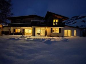 Maisons de vacances Chalet le Vertical - Chalet5*, sauna, jacuzzi, billard, balneo, massage, pistes a 150 m : photos des chambres