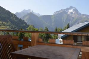 Maisons de vacances Chalet le Vertical - Chalet5*, sauna, jacuzzi, billard, balneo, massage, pistes a 150 m : Chalet