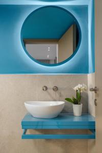 Stylish Rhodes Apartment with Prime Location - L & C City Escape