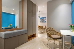 Stylish Rhodes Apartment with Prime Location - L & C City Escape