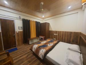 Gayatri Lodge