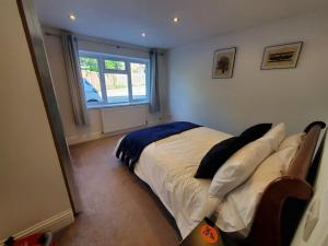 Central Windsor 2 bedroom flat with free parking
