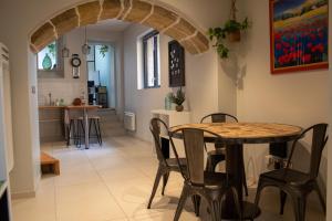 Maisons de vacances Le Triplex - 4 pers - Wifi - Centre ville : Maison 2 Chambres