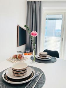 Apartment near the train station, free parking &Netflix