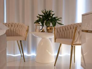 Gold Luxury Romantic SPA Suite Private Jacuzzi & Sauna