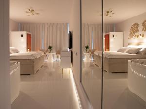 Gold Luxury Romantic SPA Suite Private Jacuzzi & Sauna