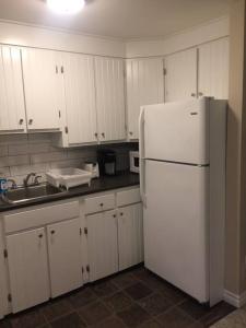 Bauer Terrace - Cozy 1 bedroom beside The Citadel