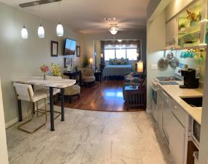 Romantic condo for 2-Sunset Harbor Palms 1-205, pool, fishing pier