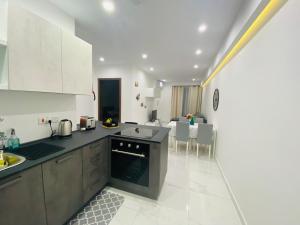 Central, Bright & Modern Apartment