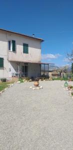 La cascina della grotta di tufo