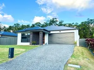 Plantation Retreat 4 Bedroom Modern Home - Mooloolah