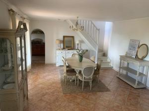 Magnificent villa very quiet, swimming pool, greenery, fenced garden, spectacular view