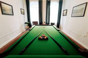 Unique Spacious Classic 3 bedroom Midtown Apartment ! BILLIARD room !