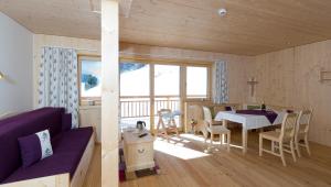 Three-Bedroom Apartment room in Haus Maritchen