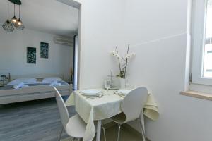 Apartments with WiFi Makarska - 19995