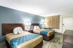 Double Room with Two Double Beds - Smoking room in Econo Lodge