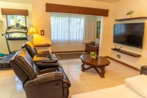 Magnifica Villa Palmeras luxurious 4 Br 6 Bds 4 Ba private pool lagoon front super fast Wifi