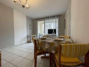 Appartements Appartement Chatelaillon-Plage, 2 pieces, 4 personnes - FR-1-246-649 : photos des chambres