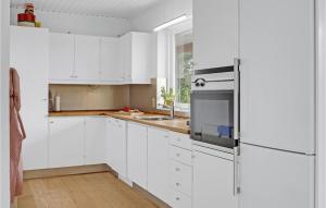 4 Bedroom Beautiful Home In Ebeltoft