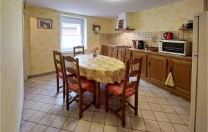 Maisons de vacances Nice home in Bas-en-Basset with 2 Bedrooms : photos des chambres