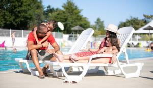 Maisons de vacances Camping Officiel Siblu Le Pipiou : photos des chambres