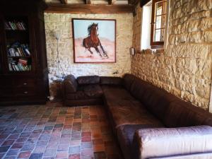 Villas corps de ferme dans belle propriete avec chiens et chevaux : photos des chambres