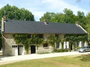 corps de ferme dans belle propriete avec chiens et chevaux - Vergigny