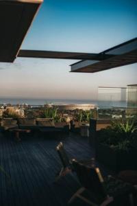 "Table Mountain View" - Stylish one bedroom with stunning Lions Head & Table Mountain views