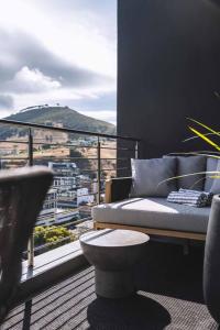 "Table Mountain View" - Stylish one bedroom with stunning Lions Head & Table Mountain views