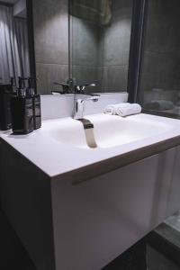 "Table Mountain View" - Stylish one bedroom with stunning Lions Head & Table Mountain views