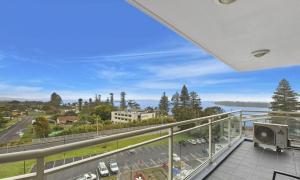 The Entrance Waterfront Apartment 525