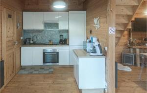Maisons de vacances Lovely Home In Bourbourg With Kitchen : photos des chambres