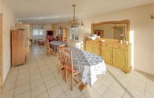 Maisons de vacances Amazing home in Marcoing with WiFi and 4 Bedrooms : photos des chambres