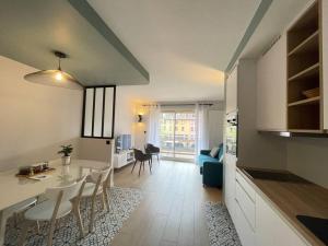 Quai des Cordeliers, balcon et vieille ville