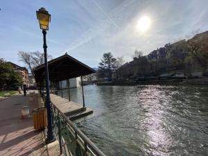 Quai des Cordeliers, balcon et vieille ville