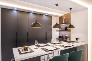 MARBELLA BANUS SUITES - Marbella Marina Banus Deluxe Apartment Sea Views