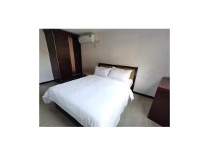 (HI TOP TRANSIENT HOUSE)