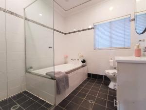 Sydney Meets Miranda, Comfy 4 Bedrooms Corner House